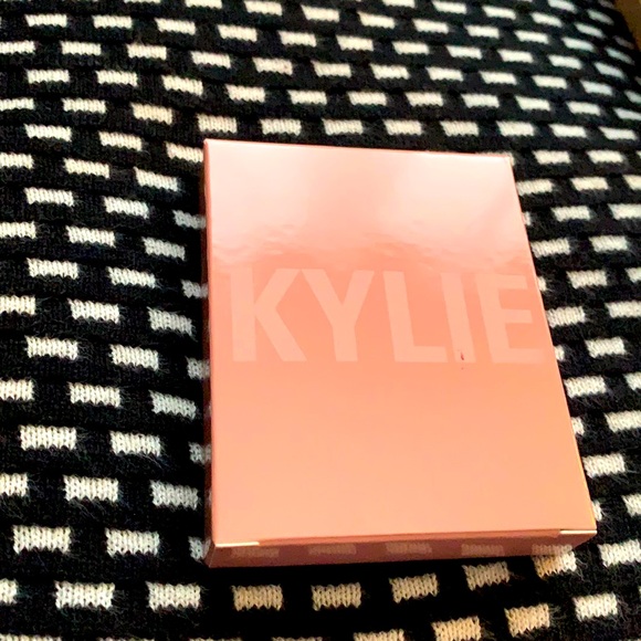 100% Authentic BNIB KYLIE COSMETICS PRESSED ILLUMINATING POWDER SET - Picture 6 of 12